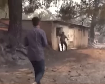 Δημοσιογράφος του OPEN τσάκωσε «φίλο» πυρόπληκτου καθώς έβγαινε από το παράθυρο (Βίντεο)